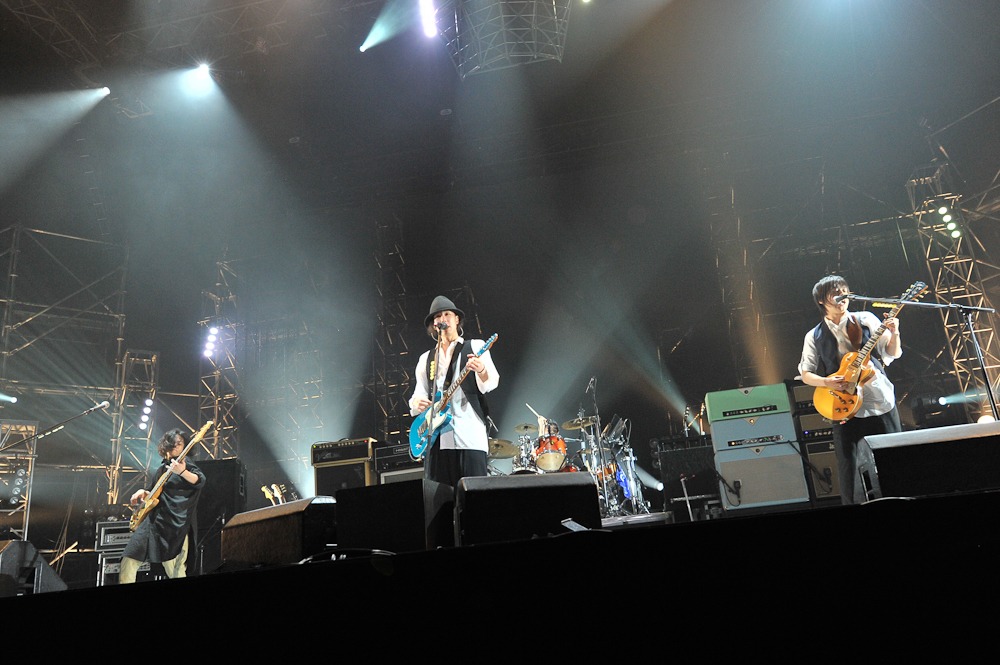 写真は「絶対延命ツアー」さいたまスーパーアリーナ公演の模様。