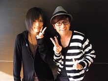 仲良く記念撮影するピコと藤森慎吾。