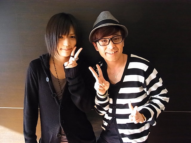 仲良く記念撮影するピコと藤森慎吾。