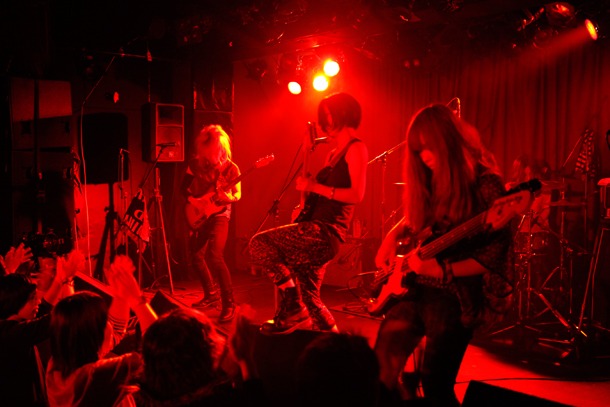 写真は4月29日のライブの模様。