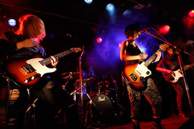 地元のファンを前に熱いパフォーマンスを繰り広げるFLiP。