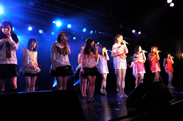 写真は5月1日の「キャナァーリ倶楽部ライブ2011春 Love is here～希望の光～」より。