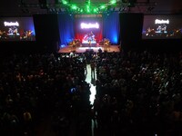 写真はギルガメッシュアメリカツアーのボストン公演の様子。