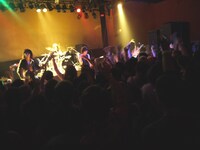 写真はギルガメッシュアメリカツアーのワシントンDC公演の様子。