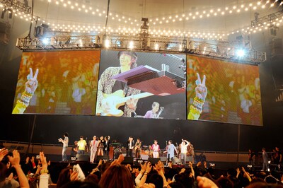 写真は「忌野清志郎 ロックン・ロール・ショー 日本武道館 Love&Peace」の様子。