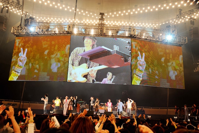 写真は「忌野清志郎 ロックン・ロール・ショー 日本武道館 Love&Peace」の様子。