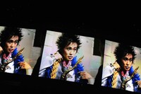 写真は「忌野清志郎 ロックン・ロール・ショー 日本武道館 Love&Peace」の様子。