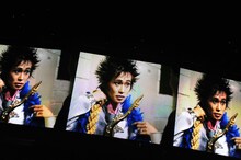 写真は「忌野清志郎 ロックン・ロール・ショー 日本武道館 Love&Peace」の様子。