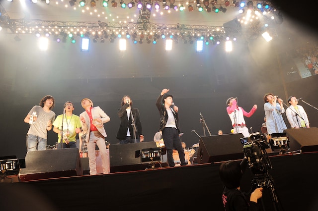 写真は「忌野清志郎 ロックン・ロール・ショー 日本武道館 Love&Peace」の様子。