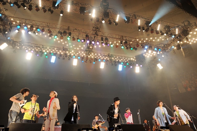 写真は「忌野清志郎 ロックン・ロール・ショー 日本武道館 Love&Peace」の様子。