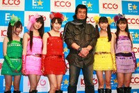 「ヒーロー小説大賞」特別審査員を務めた藤岡弘、とももいろクローバーZ。