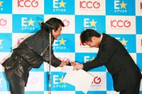 「藤岡弘、賞」および佳賞を受賞した茜さらさ（写真右）とガッチリ握手を交わす藤岡弘、。