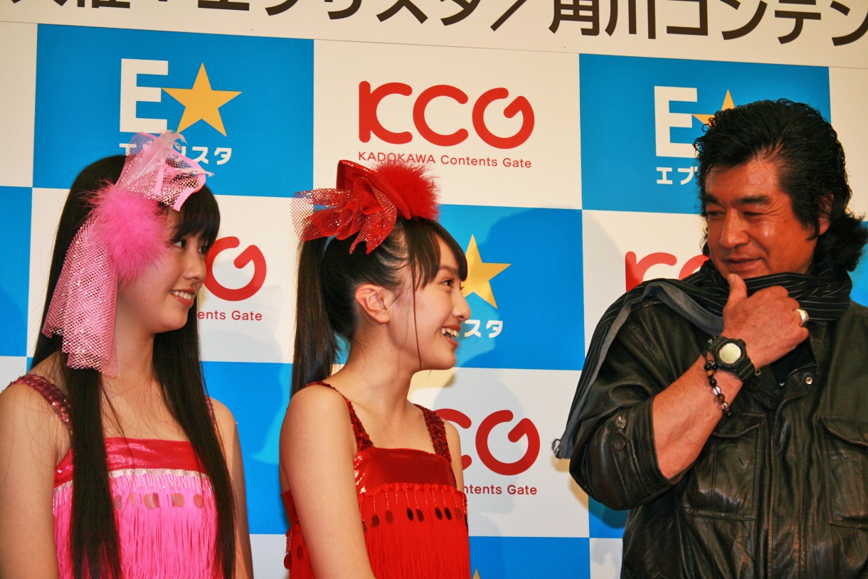 「こんなカッコよくて頼れるお父さんだったらすごくうらやましい」と藤岡弘、について語るあーりん（写真左）と夏菜子（中央）の笑顔に、思わず顔をほころばせる藤岡弘、（右）。