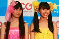 「私たちはしっかりしてないところが多くあって（笑）、そんなときにビシッとまとめてくださるマネージャーさんはももクロのヒーローだと思います」としおりん（写真右）。