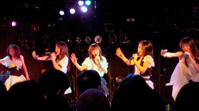 写真は「1st JAPAN TOUR 2011～鼓動の秘密～」心斎橋CLUB QUATTRO公演より。
