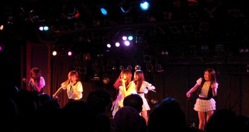写真は「1st JAPAN TOUR 2011～鼓動の秘密～」心斎橋CLUB QUATTRO公演より。