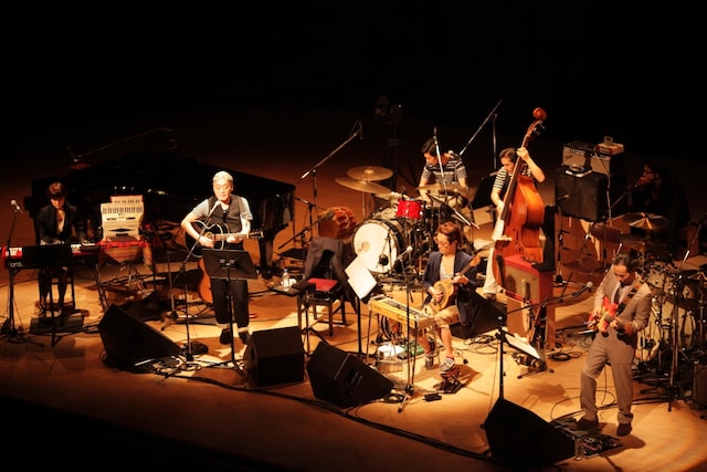 細野と個性豊かなアーティストたちの共演に、満員のオーディエンスは拍手を贈り続けた。