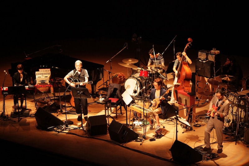 細野と個性豊かなアーティストたちの共演に、満員のオーディエンスは拍手を贈り続けた。