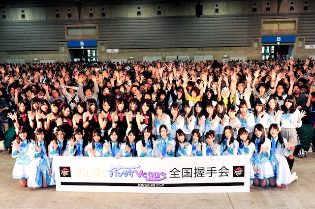 写真は5月3日にパシフィコ横浜展示ホールBで行われた「バンザイVenus」発売記念全国握手会イベントより。