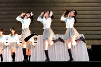 「卒業式の忘れもの」を披露する白組。