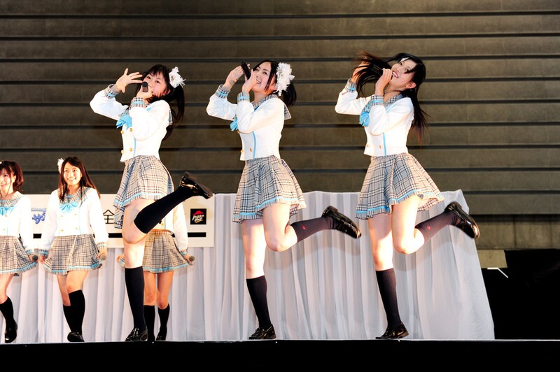 「卒業式の忘れもの」を披露する白組。