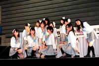 「卒業式の忘れもの」を披露する白組。