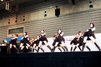 「誰かのせいにはしない」を披露する紅組。