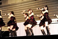 「誰かのせいにはしない」を披露する紅組。