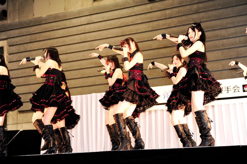 「誰かのせいにはしない」を披露する紅組。