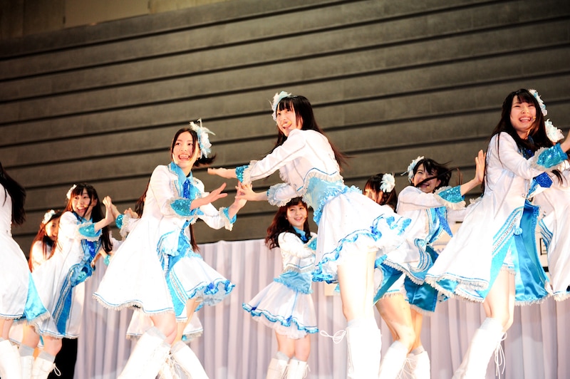 「バンザイVenus」を披露するSKE48選抜メンバー。