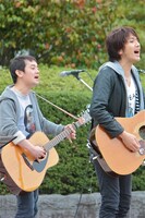 写真はゆずの仙台フリーライブの様子。