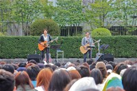 写真はゆずの仙台フリーライブの様子。