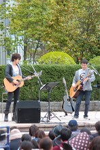 写真はゆずの仙台フリーライブの様子。