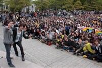 写真はゆずの仙台フリーライブの様子。