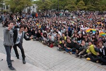 写真はゆずの仙台フリーライブの様子。