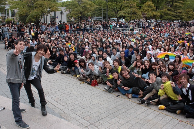 今週の人気の画像1位は「ゆず、仙台で原点回帰のストリートライブ急遽実施」より、ゆずと観客の記念写真。