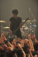 写真は5月5日の「J 14th ANNIVERSARY SPECIAL LIVE Set FIRE Get HIGHER -FIRE HIGHER 2011-」公演の様子。