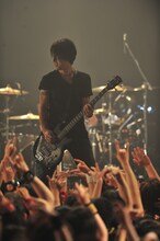 写真は5月5日の「J 14th ANNIVERSARY SPECIAL LIVE Set FIRE Get HIGHER -FIRE HIGHER 2011-」公演の様子。