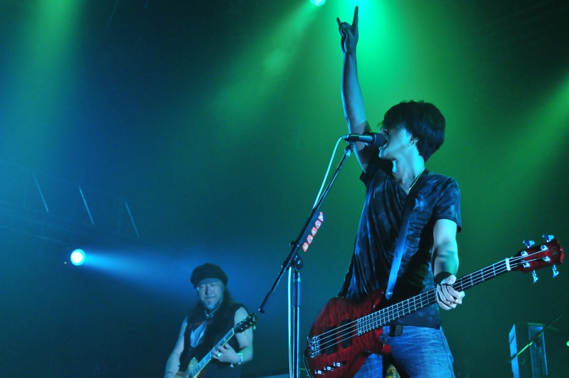 写真は5月5日の「J 14th ANNIVERSARY SPECIAL LIVE Set FIRE Get HIGHER -FIRE HIGHER 2011-」公演の様子。