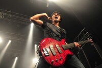 写真は5月5日の「J 14th ANNIVERSARY SPECIAL LIVE Set FIRE Get HIGHER -FIRE HIGHER 2011-」公演の様子。