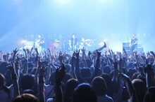 写真は5月5日の「J 14th ANNIVERSARY SPECIAL LIVE Set FIRE Get HIGHER -FIRE HIGHER 2011-」公演の様子。