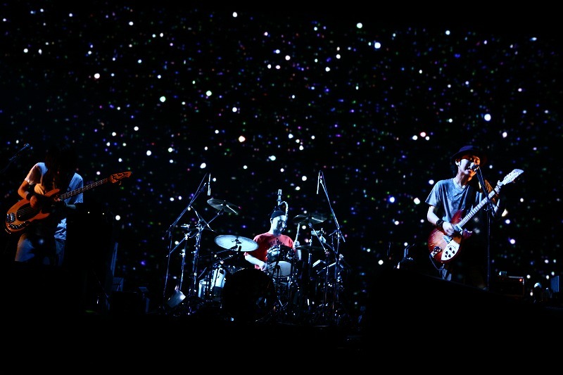 写真は「ACIDMAN LIVE TOUR "ALMA"」日本武道館公演の様子。