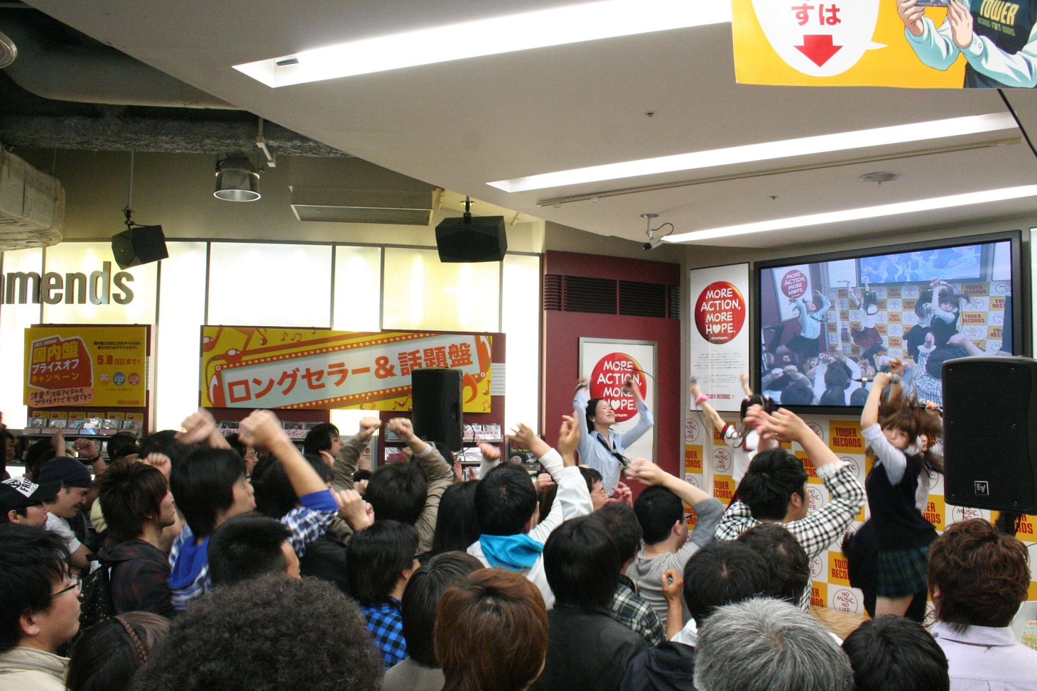 タワーレコード新宿店インストアイベントの様子。