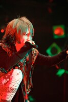 ツアーファイナルのステージで熱唱する武瑠（Vo）。