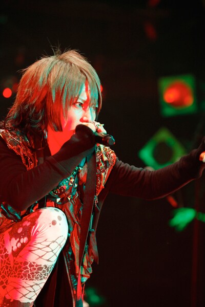 ツアーファイナルのステージで熱唱する武瑠（Vo）。