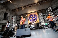 かりゆし58は昨日5月5日、日比谷野外大音楽堂でワンマンライブを実施。「アンマー」「さよなら」「オワリはじまり」といった代表曲のほか、新曲も披露した。