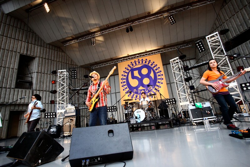 かりゆし58は昨日5月5日、日比谷野外大音楽堂でワンマンライブを実施。「アンマー」「さよなら」「オワリはじまり」といった代表曲のほか、新曲も披露した。