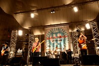 写真は5月5日の日比谷野外大音楽堂ワンマンライブの様子。