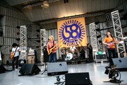 写真は5月5日の日比谷野外大音楽堂ワンマンライブの様子。
