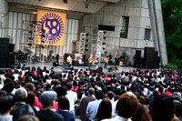 写真は5月5日の日比谷野外大音楽堂ワンマンライブの様子。
